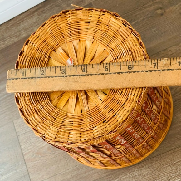 Handwoven light basket with red vertical striped pieces - Picture 4 of 9